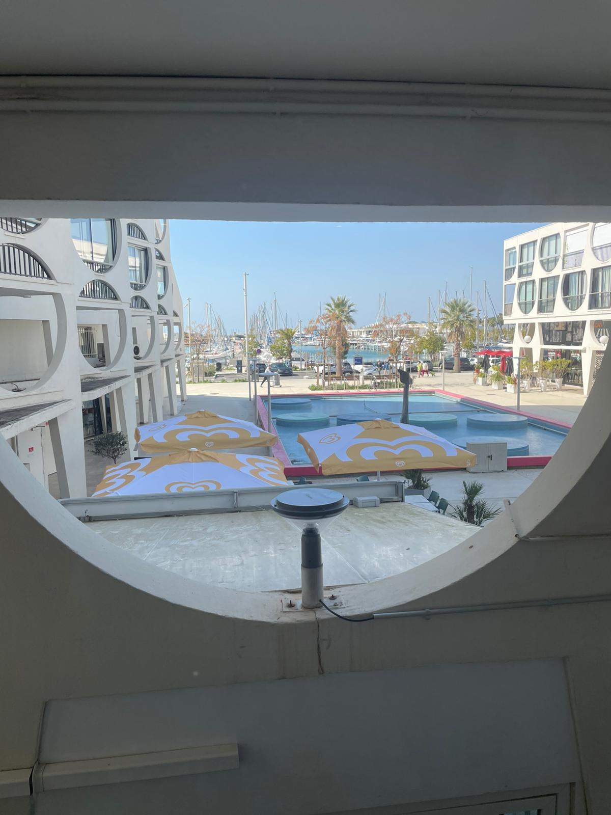 Ambiance Bellano Beach au crépuscule